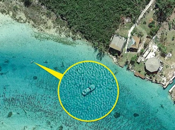 Người dùng Google Maps chụp được hình ảnh một ô tô nằm dưới nước. Điều này khiến công chúng tò mò vì sao chiếc xe này lại nằm ở đó.