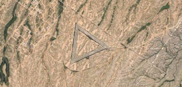 Tam giác kỳ lạ bí ẩn này được Google Maps phát hiện ở Wittmann, bang Arizona, Mỹ. Trên thực tế, đây là một căn cứ Không quân bị bỏ hoang trong giai đoạn những năm 1956 - 1966.