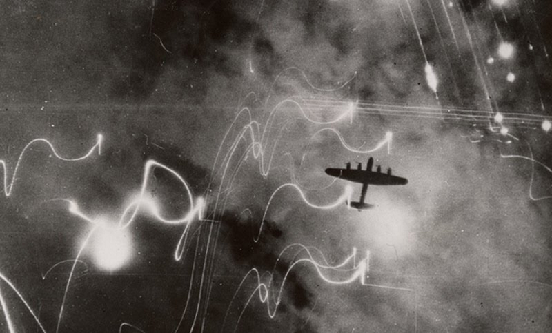 Từ đây, một số người hoài nghi phi công người Anh đã xuyên không đến tương lai trong một khoảng thời gian ngắn. Tuy nhiên, giả thuyết này chưa được giới khoa học xác thực.