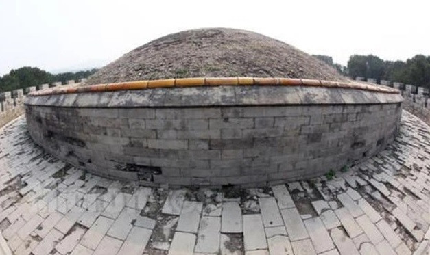 Sau khi lăng mộ xây xong, Từ Hi Thái hậu thấy phía trên lăng mộ mọc quá nhiều cỏ dại. Người phụ nữ quyền lực của nhà Thanh không thích cỏ mọc xanh tốt như vậy.