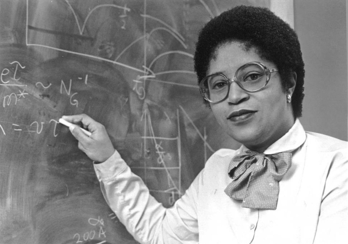 Shirley Ann Jackson là một trong những nhà khoa học thành công được nhiều người biết đến. Bà là gười phụ nữ da màu đầu tiên nhận bằng tiến sĩ từ Viện công nghệ MIT của Mỹ.