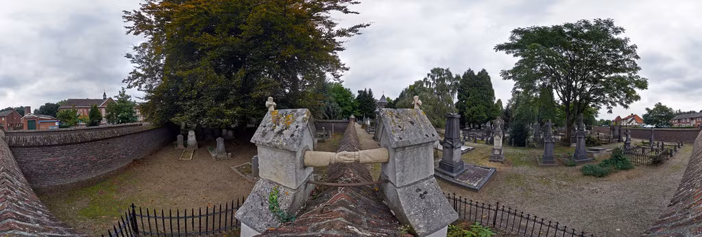 Trước khi mất, bà đã trăng trối rằng muốn được chôn cất ngay bên ngoài khoảnh đất mà chồng yên nghỉ. Bà cũng yêu cầu con cháu xây hai cánh tay nắm lấy nhau từ 2 ngôi mộ ở 2 mảnh đất.