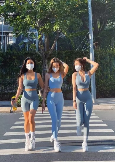 Lâm Khánh Chi U50 mặc đồ tập dạo phố, khoe vòng eo 60 - Hình 3 Lam Khanh Chi U50 mac do tap dao pho, khoe vong eo 60-Hinh-3