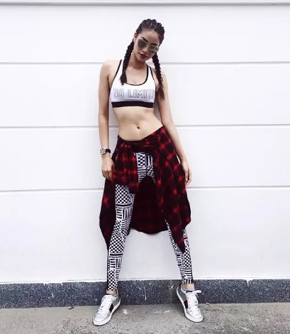 Lâm Khánh Chi U50 mặc đồ tập dạo phố, khoe vòng eo 60 - Hình 6 Lam Khanh Chi U50 mac do tap dao pho, khoe vong eo 60-Hinh-6