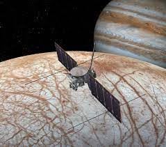 Theo Lithub, bài thơ do nhà thơ Ada Limó sáng tác sẽ được khắc trên tàu vũ trụ Europa Clipper của NASA. Con tàu này sẽ di chuyển trong hành trình dài gần 2,9 tỷ km để đến sao Mộc.