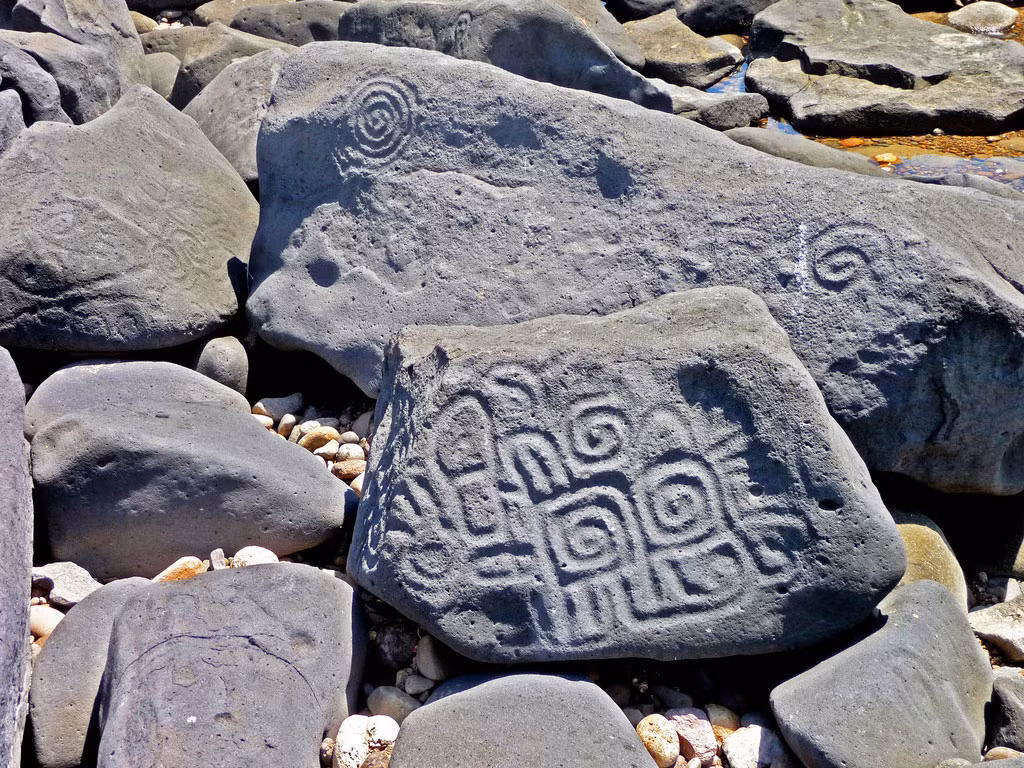 Giới khoa học "đau đầu" trước bí ẩn về những tảng đá được gọi là Sinaloa petroglyphs (bản khắc đá Sinaloa), nằm trên bờ biển phía nam Sinaloa, Mexico. Theo các chuyên gia, đó là những tảng đá dạng tròn được cho có thể đá núi lửa. Trên các tảng đá có khắc nhiều hình kỳ lạ mô tả người, động vật và một số hình trừu tượng khác.