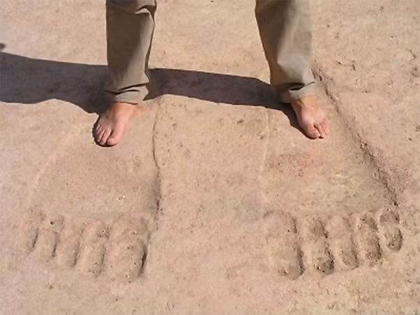 Khi ghé thăm ngôi đền Ain Dara tại Syria, nhiều người chú ý đến những dấu chân khổng lồ được chạm khắc ngay ở lối vào. Sở dĩ như vậy là vì những dấu chân đó lớn gấp 3 lần so với dấu chân của con người ngày nay.