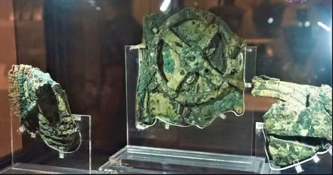 Theo các nhà nghiên cứu, cỗ máy Antikythera là thành tựu vượt trội của người Hy Lạp cổ đại. Nó có thể tính toán chuyển động của Mặt Trời, Mặt Trăng và các hành tinh khác. Giới nghiên cứu hiện nỗ lực giải mã cỗ máy hiện đại này được người xưa tạo ra như thế nào cũng như cách thức hoạt động.