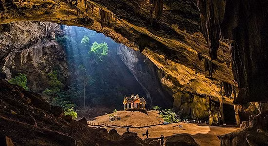 Công trình đó là ngôi đình dát vàng Kuha Kharueha nằm trên một mô đất nằm ngay dưới hố sụt. Được xây vào cuối thế kỷ 19 này dành cho vua Rama V (Chulalongkorn) làm nơi dừng chân, ngôi đình này về sau cũng được vua Rama VII và IX đặt chân đến.