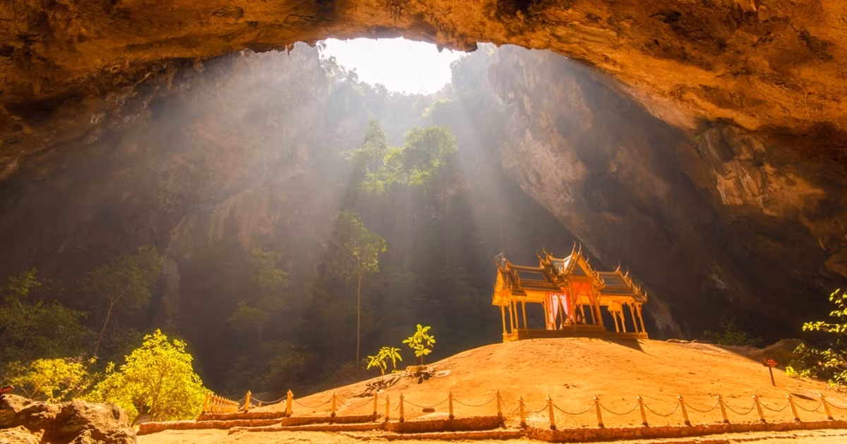 Thời gian thích hợp nhất để vào hang Phraya Nakhon ngắm cảnh và chụp ảnh là khoảng 10h30 - 11h khi nắng chiếu vàng rực trên ngôi đình dát vàng Kuha Kharueha.