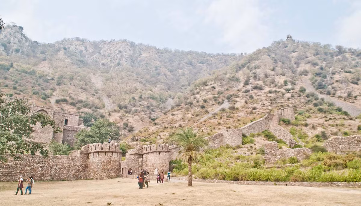 Đến năm 1783, pháo đài Bhangarh bị bỏ hoang hoàn toàn. Những người dân từng sống bên trong pháo đài đã di chuyển hết tới những ngôi làng khác. Kề từ đó, nơi đây được mệnh danh là địa điểm ma quái bí ẩn ở châu Á.