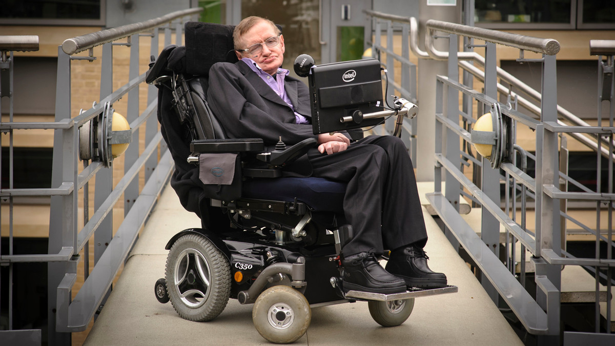 Trong khi đó, thiên tài vật lý Stephen Hawking dự đoán, vào năm 2600, Trái đất sẽ bị hủy diệt. Nguyên nhân khiến Trái đất đến bờ vực diệt vong là vì dân số quá tải sẽ dẫn đến sử dụng năng lượng không bền vững. Kết quả cuối cùng là sự kết thúc của thế giới.