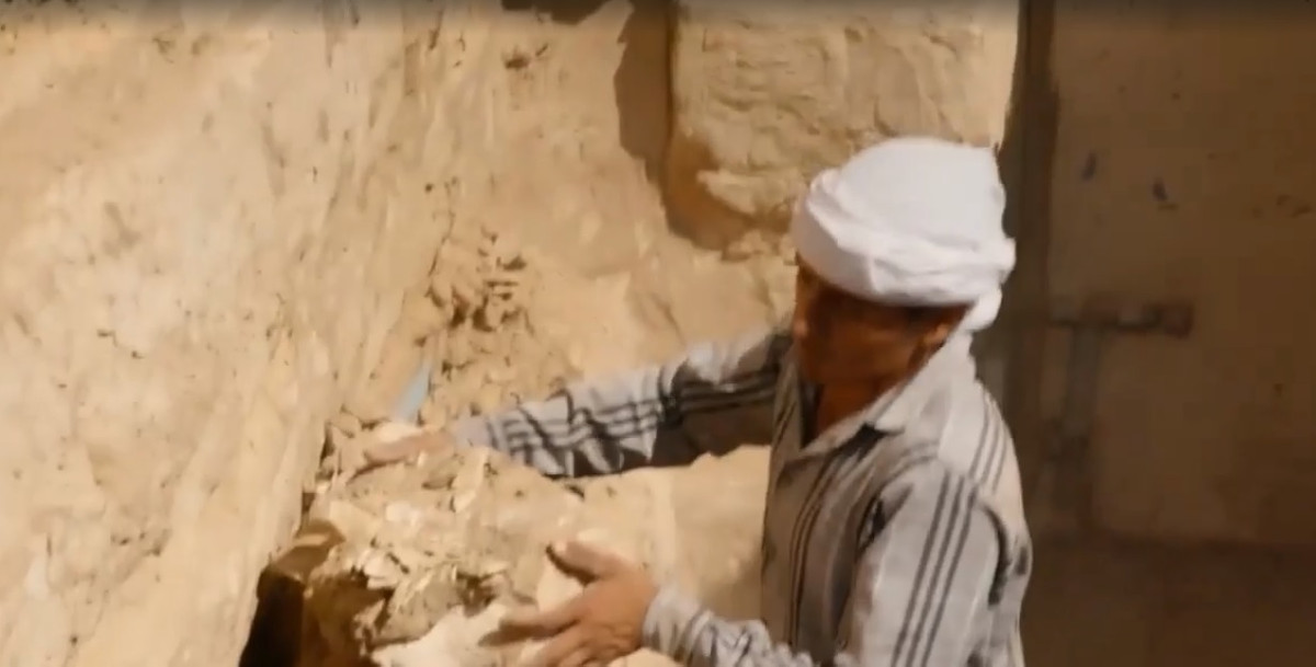 Trong cuộc khai quật tại Ai Cập, các nhà khảo cổ phát hiện một ngôi mộ khoảng 2.000 năm tuổi. Khi tiến vào bên trong mộ cổ, họ có phát hiện bất ngờ về cánh cửa đưa người chết đến thế giới bên kia.