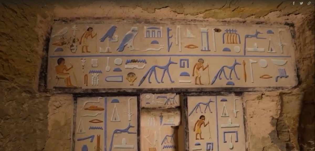Những hình vẽ của người Ai Cập chiếm vị trí nổi bật ở trung tâm ngôi mộ. Chúng được vẽ lên trên những phiến đá gọi là "cửa giả".