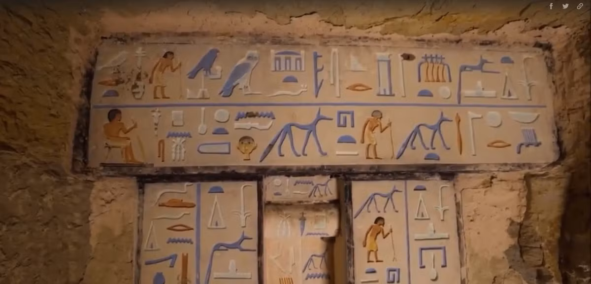 Những hình vẽ của người Ai Cập chiếm vị trí nổi bật ở trung tâm ngôi mộ. Chúng được vẽ lên trên những phiến đá gọi là "cửa giả".