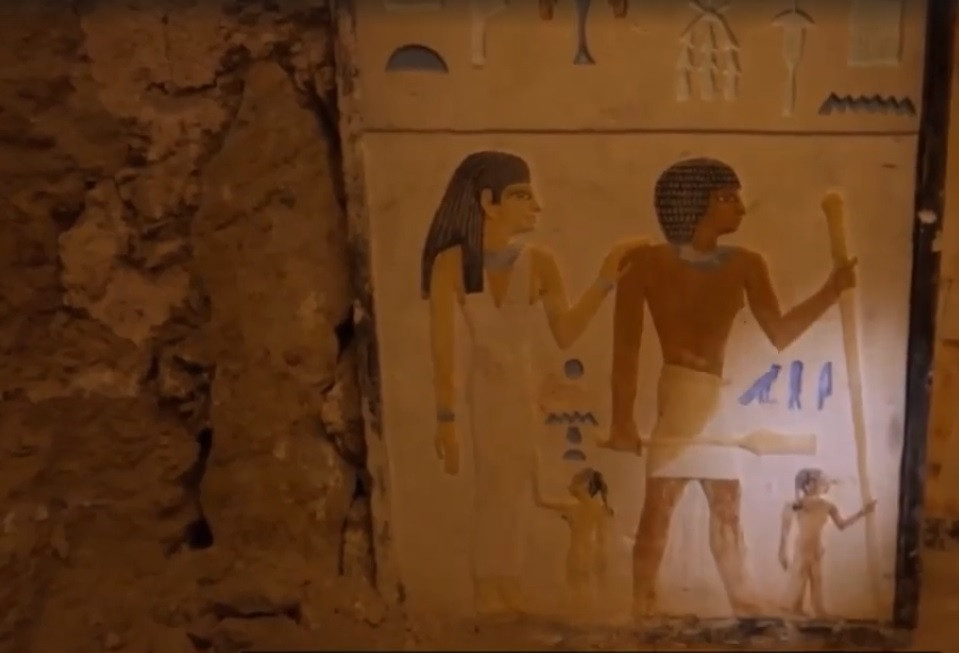 Những hình vẽ trên "cửa giả" thường thể hiện danh hiệu, tên, hình ảnh của chủ nhân ngôi mộ. Tại ngôi mộ khoảng 2.000 tuổi này, các nhà khảo cổ phát hiện những bức tranh mô tả Pinomis và vợ con.