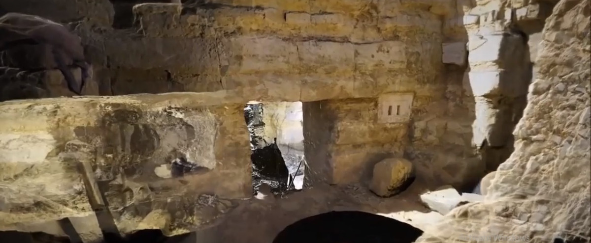 "Cửa giả" chính là nơi "Ba" có thể di chuyển giữa hai thế giới. Theo đó, cánh cửa đặc biệt đó được người Ai Cập trang trí cầu kỳ để thể hiện đặc điểm của chủ nhân ngôi mộ.