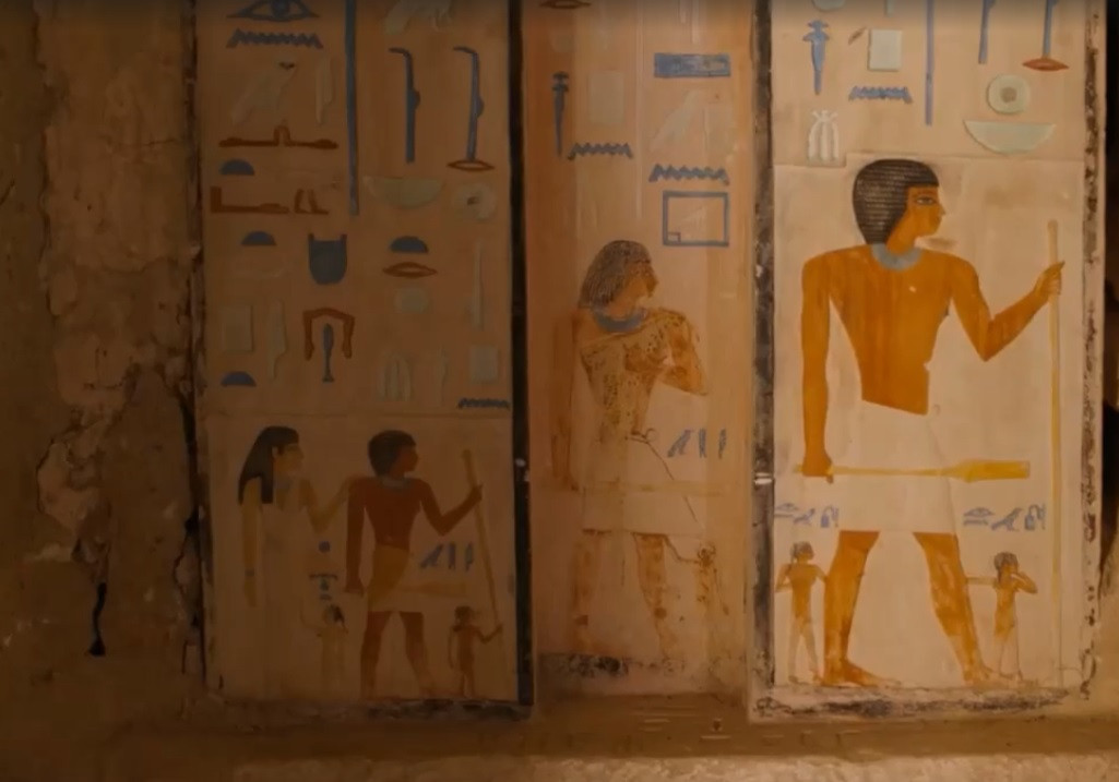 Một danh hiệu trong mộ hé lộ nhiều điều về Pinomis là việc ông được chỉ định là "người quen hoàng gia" (được cho là người gần gũi với nhà vua).