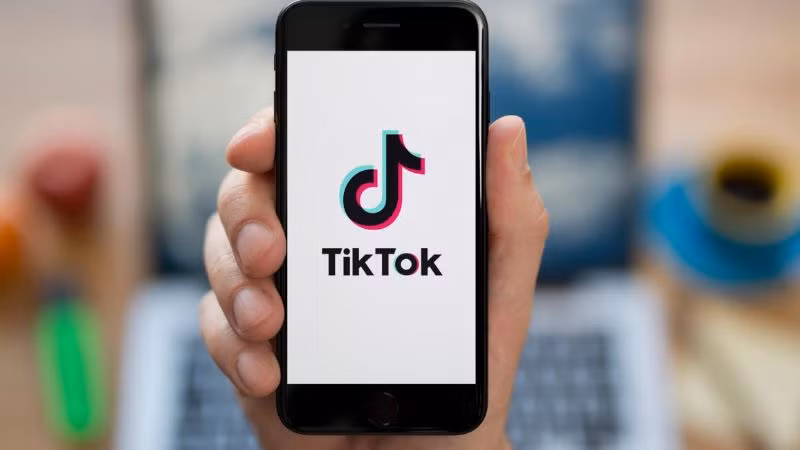 TikTok còn tập trung vào việc tối ưu hóa nội dung bạn xem. Do vậy, người dùng có thể dành nhiều giờ trên TikTok để xem video yêu thích hoặc quan tâm mà không cần gặp bất kỳ ai quen biết hoặc theo dõi ai đó vì nền tảng này dựa trên các thuật toán riêng để nắm bắt sở thích, thói quen của từng cá nhân.