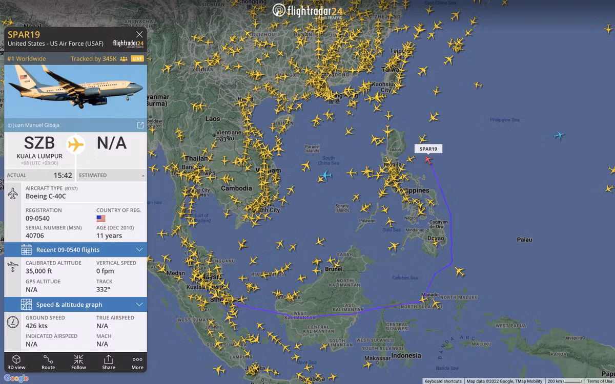 Flightradar24 là ứng dụng cho phép mọi người trên thế giới có thể theo dõi hành trình bay của những diễn viên, ca sĩ hay chính khách nổi tiếng thế giới với độ chính xác cao. Ứng dụng Flightradar24 sở hữu hơn 25.000 trạm thu ADS-B trên thế giới, được đặt ở các đỉnh tháp hoặc nóc nhà của các tình nguyện viên.