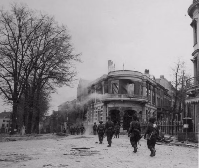 Kho báu được cho là gồm 4 chiếc hộp lớn chứa đầy kim cương, hồng ngọc, vàng bạc và các loại trang sức mà Đức quốc xã cướp được tại một ngân hàng vào tháng 8/1944.