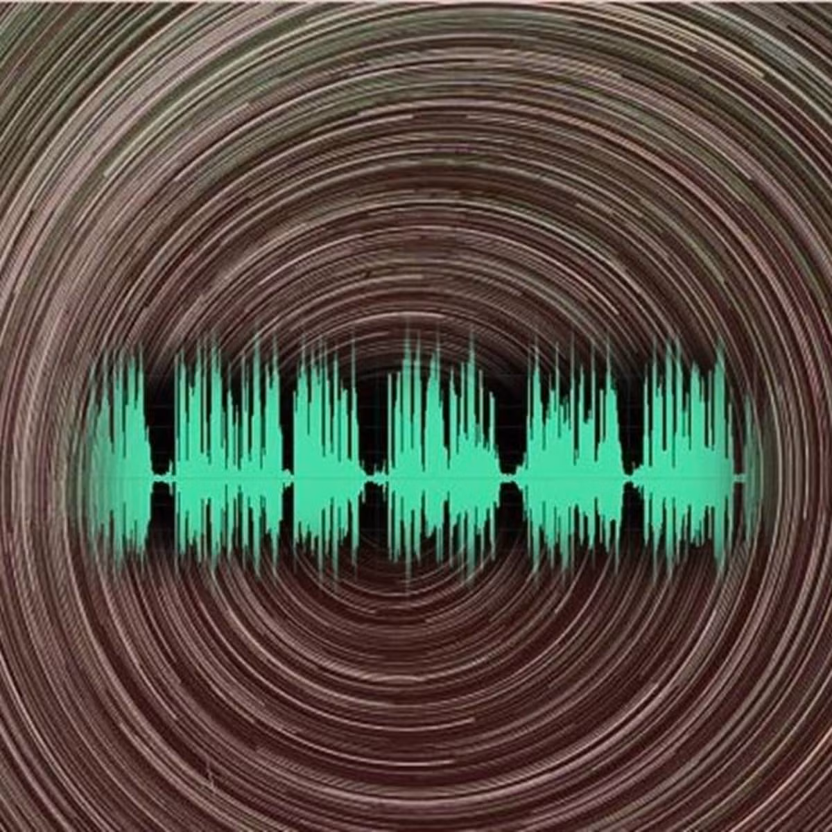 "The Hum" là âm thanh tần số thấp được một vài người dân ở thị trấn Taos, New Mexico bắt đầu nghe thấy từ năm 1991. Theo lời kể của các nhân chứng, âm thanh bí ẩn đó khiến họ vô cùng khó chịu, đau đầu, buồn nôn... bởi càng về ban đêm thì càng nghe rõ. Do đó, họ không thể có giấc ngủ ngon. Vì vậy, các nhà khoa học đã bắt tay vào giải mã điều kỳ lạ này.