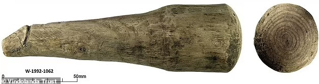 Hiện vật được tìm thấy trong một mương nước cùng với các đôi giày, phụ kiện quần áo, những sản phẩm may vá khác.