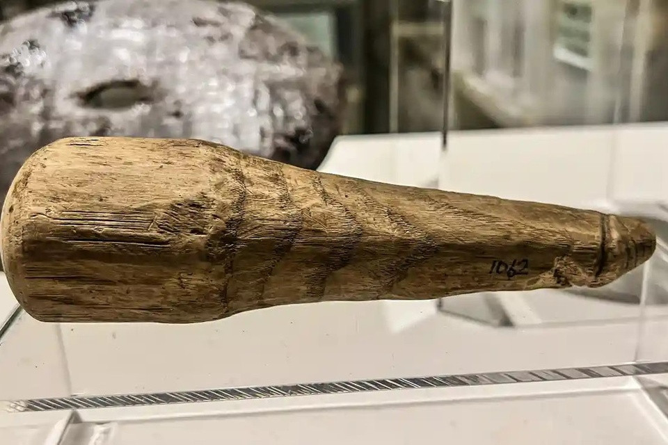 Vào năm 1992, các nhà khảo cổ khai quật được một khúc gỗ tìm thấy tại pháo đài Vindolanda của người La Mã cổ đại ở Northumberland, Anh. Ban đầu, họ cho rằng, đây là công cụ may vá. Tuy nhiên, kết quả nghiên cứu gần đây chỉ ra cổ vật 2.000 tuổi này có thể là đồ chơi người lớn.