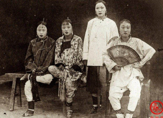 Một nhóm phụ nữ cuối thời nhà Thanh chụp ảnh kỷ niệm trong trang phục truyền thống. Họ vẫn thực hiện tập tục bó chân để có "gót sen ba tấc".