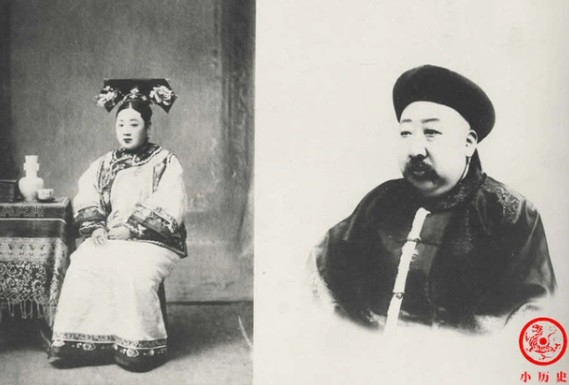 Ảnh chụp Na Đồng thuộc Diệp Hách Na Lạp thị và phu nhân. Ông từng đảm nhận một số chức vụ quan trọng trong triều đình như: Thượng thư Bộ hộ, Cửu môn Đề đốc...