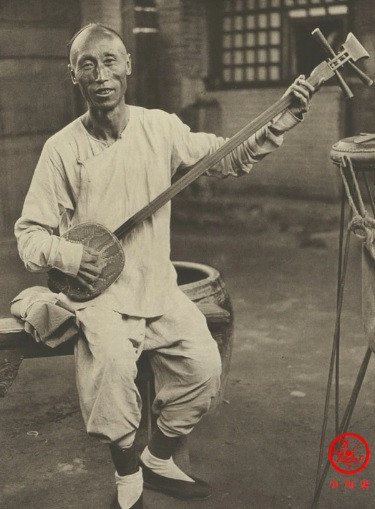 Một người đàn ông sống vào thời nhà Thanh chơi tam huyền cầm (hay còn gọi đàn ba dây).