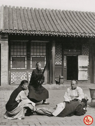 Phạt đòn - một trong những hình phạt phổ biến ở nhà Thanh. Trong ảnh là một người đàn ông bị phạt đòn. Số gậy bị đánh tùy thuộc vào tội trạng nhẹ hay nặng của người phạm tội.