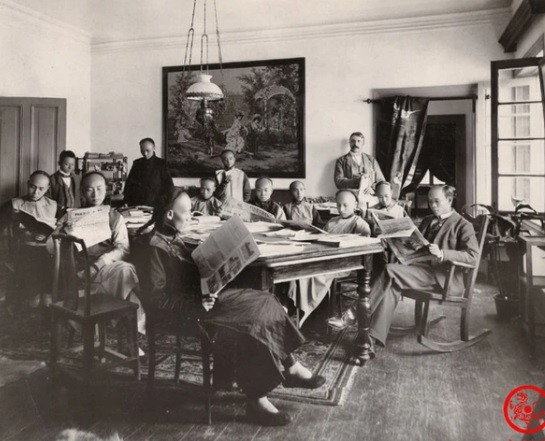 Vào cuối thời nhà Thanh, báo chí khá phát triển. Nhiều tầng lớp trong xã hội có thói quen đọc báo hàng ngày để cập nhật các thông tin quan trọng trong và ngoài nước.