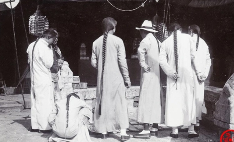 Một số thanh niên chọn mua sách báo tại một cửa hàng ở miếu Thành Hoàng tại Thượng Hải vào cuối thời nhà Thanh.