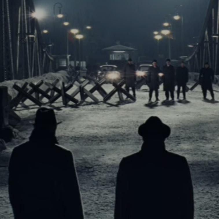 Trong khi đó, Liên Xô dùng một xe bus trở 25 người đến cầu Glienecke để trao đổi điệp viên với Mỹ. Trong số 25 người này, 2 người quyết định ở lại Cộng hòa Dân chủ Đức.