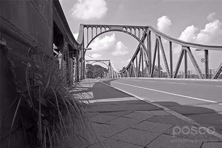 Vào ngày 11/6, Mỹ đã đưa 4 cựu sĩ quan tình báo đến cầu Glienecke bằng xe tải Chevrolet. Những người này bao gồm: sĩ quan tình báo Ba Lan Marian Zakharski bị kết án tù chung thân vì các hoạt động lập kế hoạch cho lực lượng vũ trang Mỹ năm 1981; Peña Kostadinov - cựu Tùy viên Thương mại tại Đại sứ quán Bulgaria ở Washington D.C bị FBI bắt năm 1983 khi đang nhận các tài liệu mật.