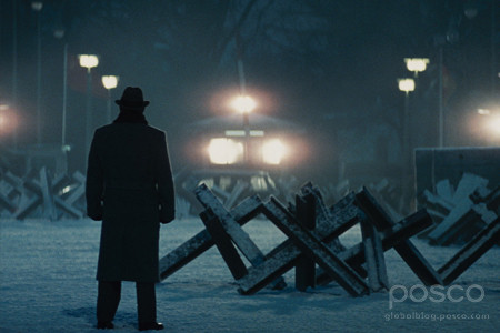 Hai người còn lại được Mỹ đưa đến địa điểm trao đổi điệp viên với Liên Xô là: nhà vật lý Cộng hòa Dân chủ Đức Alfred Zee - người đã truyền thông tin bí mật về Hải quân Mỹ cho Đông Berlin, bị bắt năm 1983 tại một hội nghị ở Boston; Alisa Michelson - công dân của Cộng hòa Dân chủ Đức và là nhân viên của KGB, bị Mỹ giam giữ vào năm 1984 tại sân bay Kennedy ở New York.