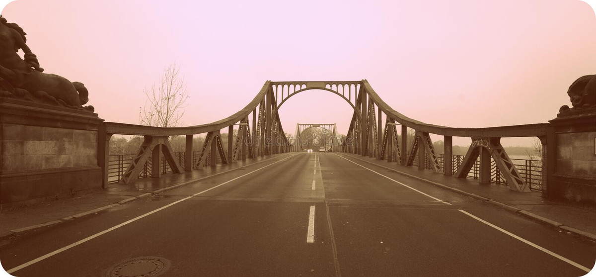 Theo đó, Mỹ và Liên Xô chuyển giao, tiếp nhận những người bị cáo buộc làm gián điệp tại cây cầu Glienecke.