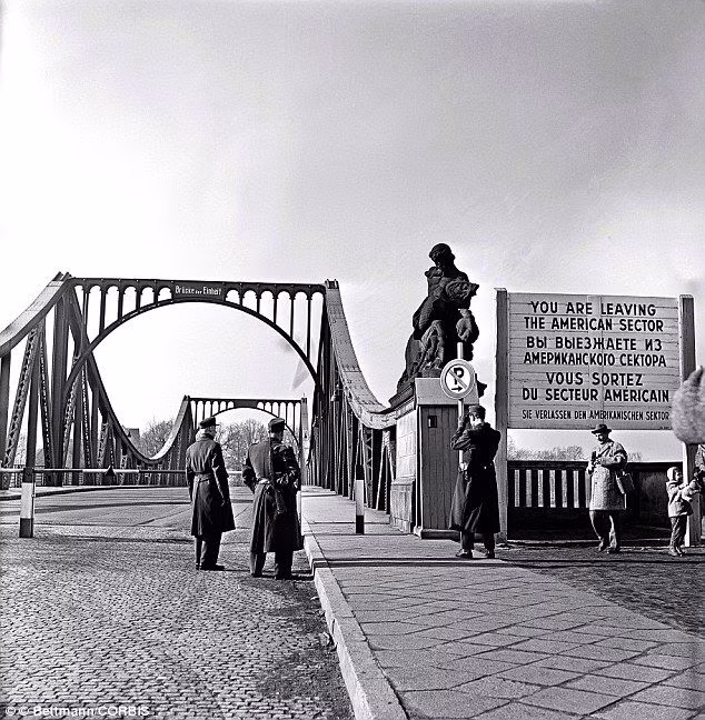 Vào ngày hôm đó, cuộc trao đổi điệp viên lớn nhất lịch sử diễn ra giữa Mỹ và Liên Xô. Theo các tài liệu được công bố, sự kiện này được tiến hành vào buổi trưa.