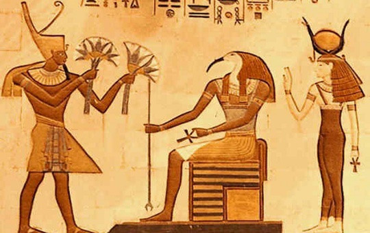 Với những ý nghĩa trên, người Ai Cập cổ đại tạo ra những chiếc cốc và một số vật dụng có hình hoa sen. Những món đồ này thường được đặt trong lăng mộ để người chết sử dụng ở thế giới bên kia - nơi các vị thần ngự trị.