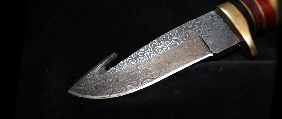 Các chuyên gia cho rằng, thợ rèn xưa đã rèn thép Damascus ở nhiệt độ dưới 1.000 độ C giúp loại bỏ các tạp chất. Nhờ vậy, những thanh kiếm rèn từ loại thép này sẽ trở nên sắc bén và có độ bên cao hơn rất nhiều vũ khí cùng loại.