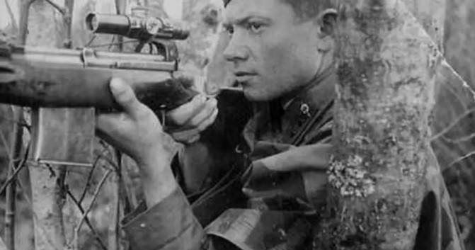 Một lính bắn tỉa nổi tiếng thế giới khác là Ivan Sidorenko của Liên Xô. Tay súng huyền thoại này đã tiêu diệt được khoảng 500 lính đối phương trong Thế chiến 2.