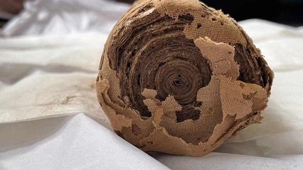 Theo các chuyên gia, người Ai Cập cổ đại thường chôn Tử thư cùng với người chết. Trong cuộn giấy cói này, người Ai Cập có những hướng dẫn đưa linh hồn người quá cố sang thế giới bên kia.