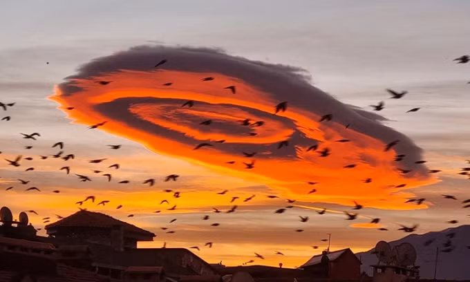 Vào ngày 19/1/2023, một đám mây khổng lồ hình con mắt xuất hiện phía trên một ngọn núi vào lúc sáng sớm khi Mặt Trời mọc và có thể nhìn thấy từ các quận Kestel, Gürsu, Yıldırım, Osmangazi và Nilüfer của vùng Bursa, Thổ Nhĩ Kỳ.