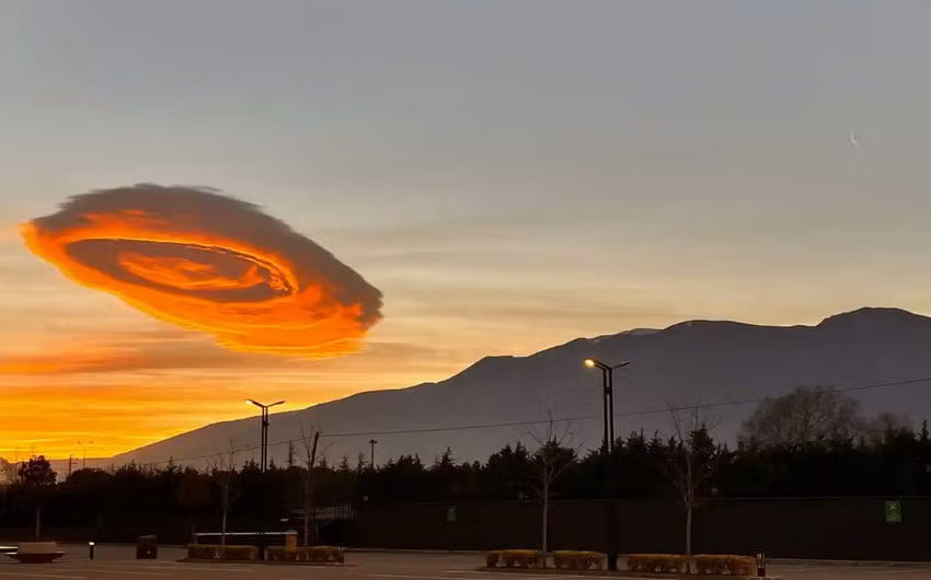 Khi nhìn thấy đám mây lạ này, nhiều người bất ngờ, kinh ngạc và dùng điện thoại để chụp ảnh, quay video về hiện tượng tự nhiên hiếm thấy này.