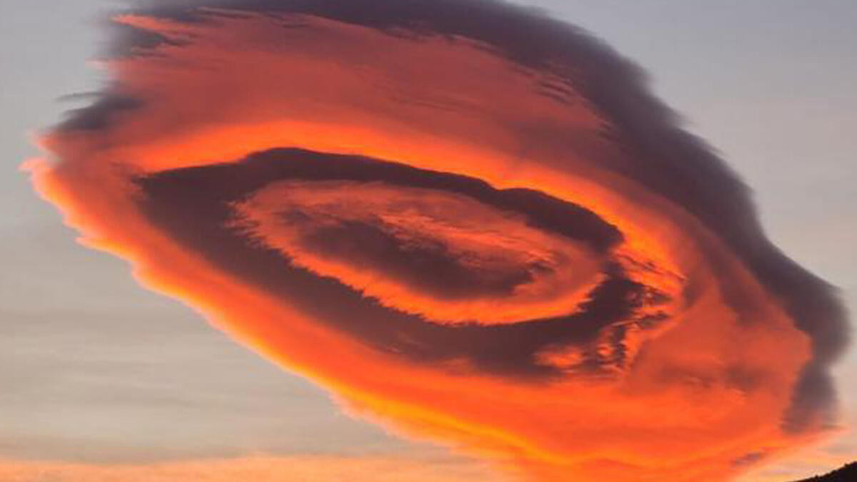 Những bức ảnh và video sau đó nhanh chóng lan truyền trên các trang mạng xã hội, thu hút sự quan tâm của công chúng. Sau khi xem ảnh, video về đám mây kỳ lạ trên, một số người cho rằng, nó giống như vật thể bay không xác định của người ngoài hành tinh