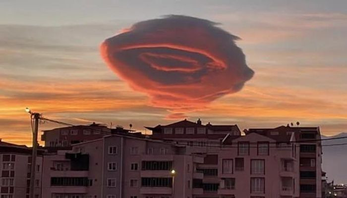 Theo lời kể của các nhân chứng, đám mây có kích thước rất lớn, cuộn vòng và có màu cam đỏ rực rỡ.