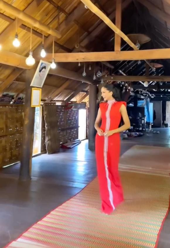 H'Hen Nie lay loi bay ra tham do trong nha san-Hinh-5