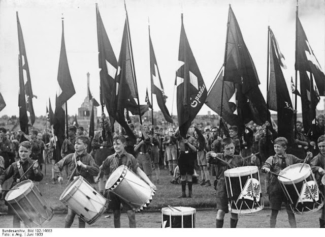 Tổ chức thanh thiếu niên Đức quốc xã tham gia hoạt động tổ chức tại sân vận động ở Grunewald, Berlin, Đức tháng 6/1933.