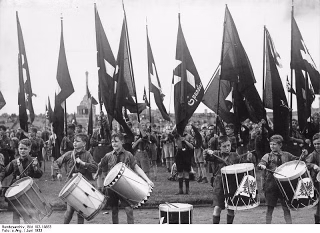 Tổ chức thanh thiếu niên Đức quốc xã tham gia hoạt động tổ chức tại sân vận động ở Grunewald, Berlin, Đức tháng 6/1933.